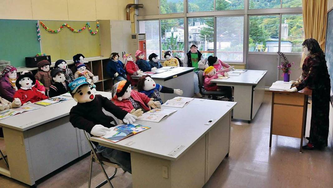 Bu köye gelenler gözlerine inanamıyor: Tüyler ürperten manzara! Hepsi yetişkin insan boyutlarında 20